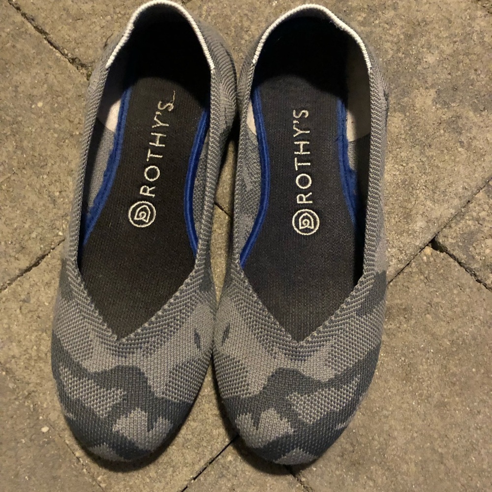 Rothy’s size 8, in good condition! R shoe corner has a little fuzz